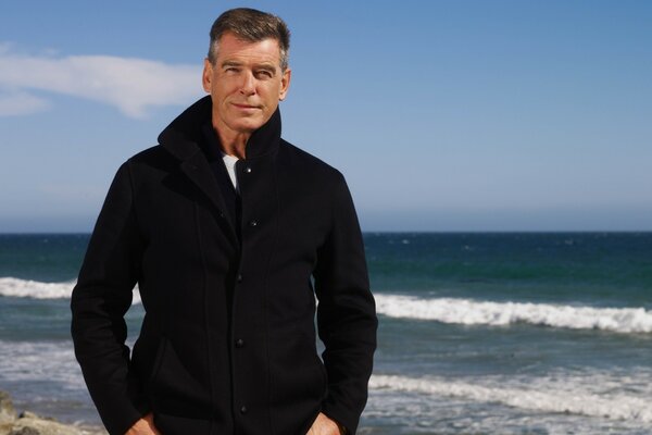 Homme adulte debout sur la plage