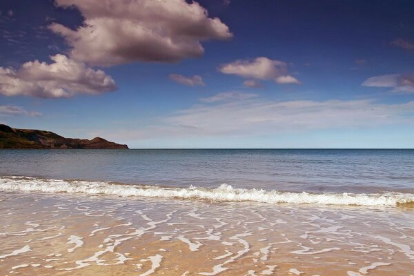 Playa de arena frente al mar