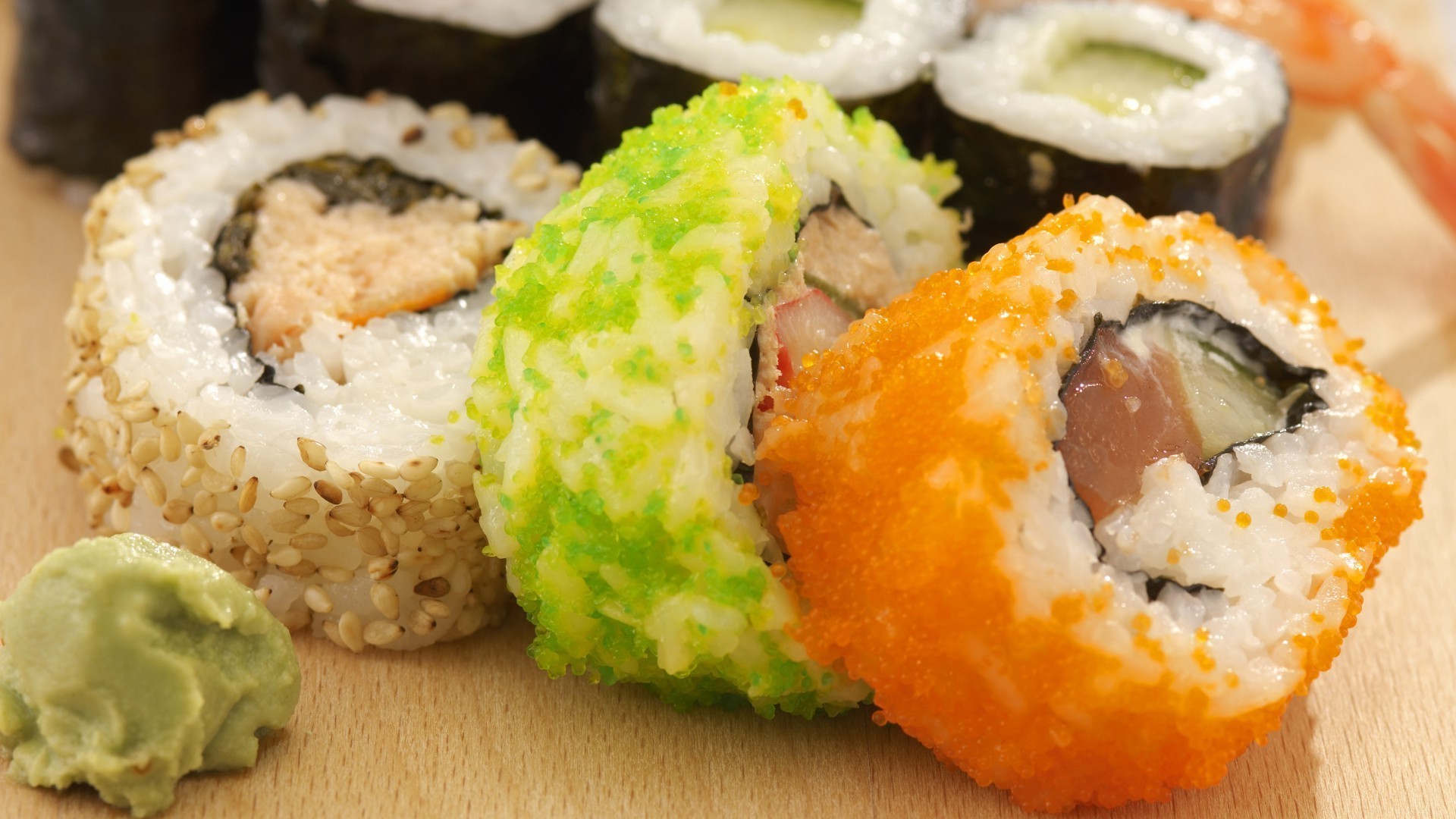 alimentos e bebidas arroz sushi algas salmão peixe wasabi atum frutos do mar tradicional maki sashimi jantar comida abacate almoço rolo delicioso camarão