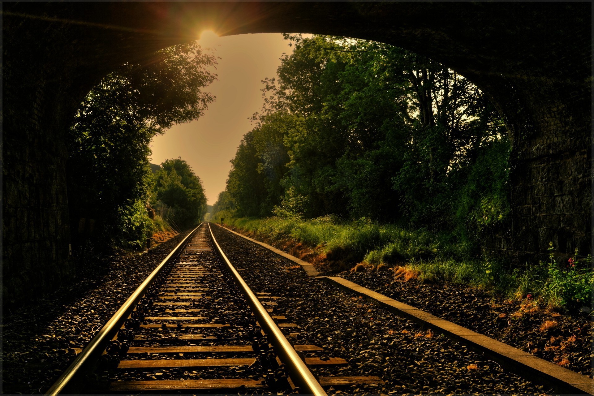 contrastes ferrocarril tren pista sistema de transporte guía viajes carretera luz perspectiva motor rápido línea durmiente grava adelante distancia