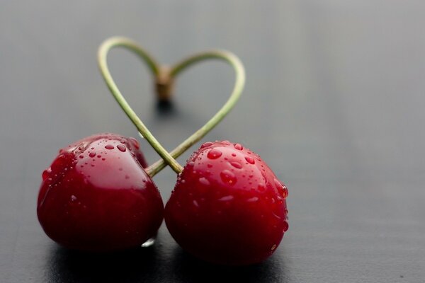 Cereza roja con gotas de agua