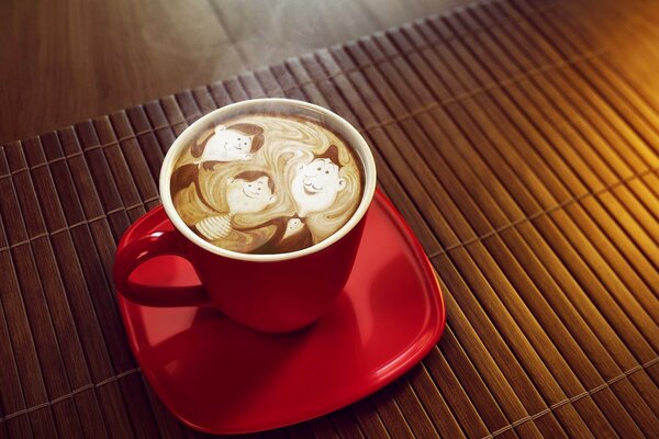 Le café dans la tasse rouge est la boisson la plus familiale