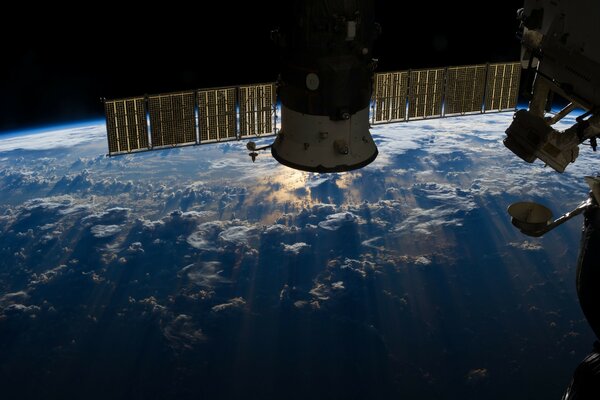 Estación espacial en el espacio contra el fondo de la tierra