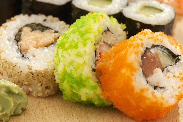 Sushi est une combinaison incroyable de saveur avec un contact visuel