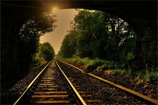 Die Bahn verlässt den Tunnel in die Ferne