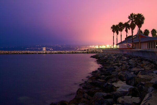 Coucher de soleil violet et plage