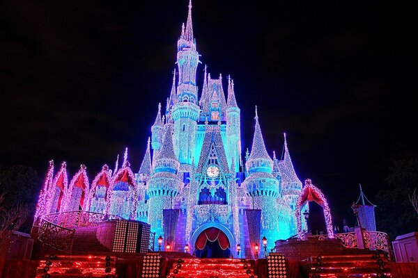 Palacio de cuento de hadas iluminado por la noche