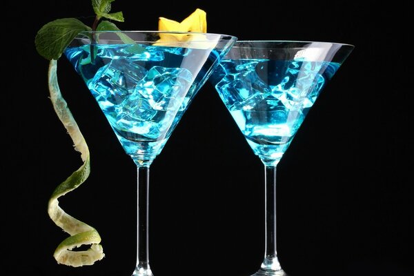 Zwei blaue Cocktails auf schwarzem Hintergrund