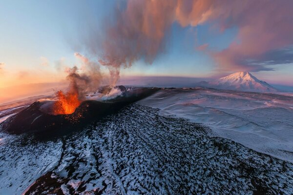 Erupción volcánica al atardecer