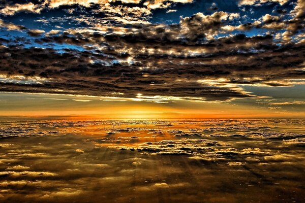 Sonnenuntergang zwischen Himmel und Meer