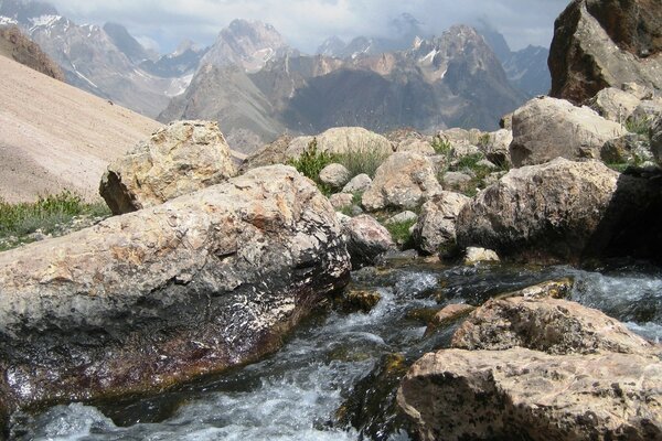 Ruscello che corre tra le rocce