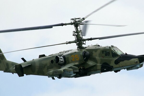 Grand hélicoptère militaire dans les airs