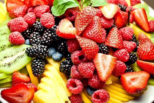 盘子里的浆果和水果