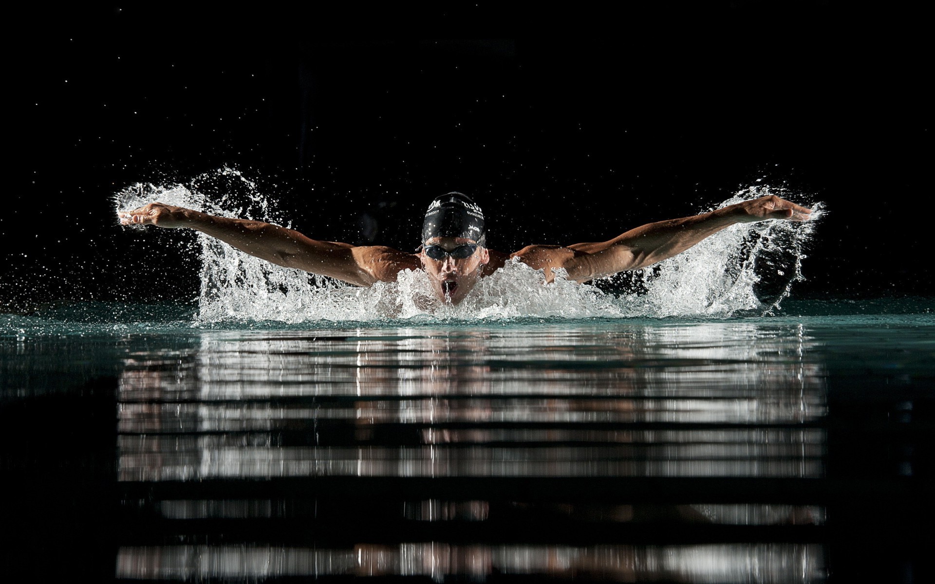 schwimmen nass wasser bewegung schwimmer aktion schwimmbad erwachsener pool wettbewerb sportler wassersport mann eine frau erholung spritzen mädchen