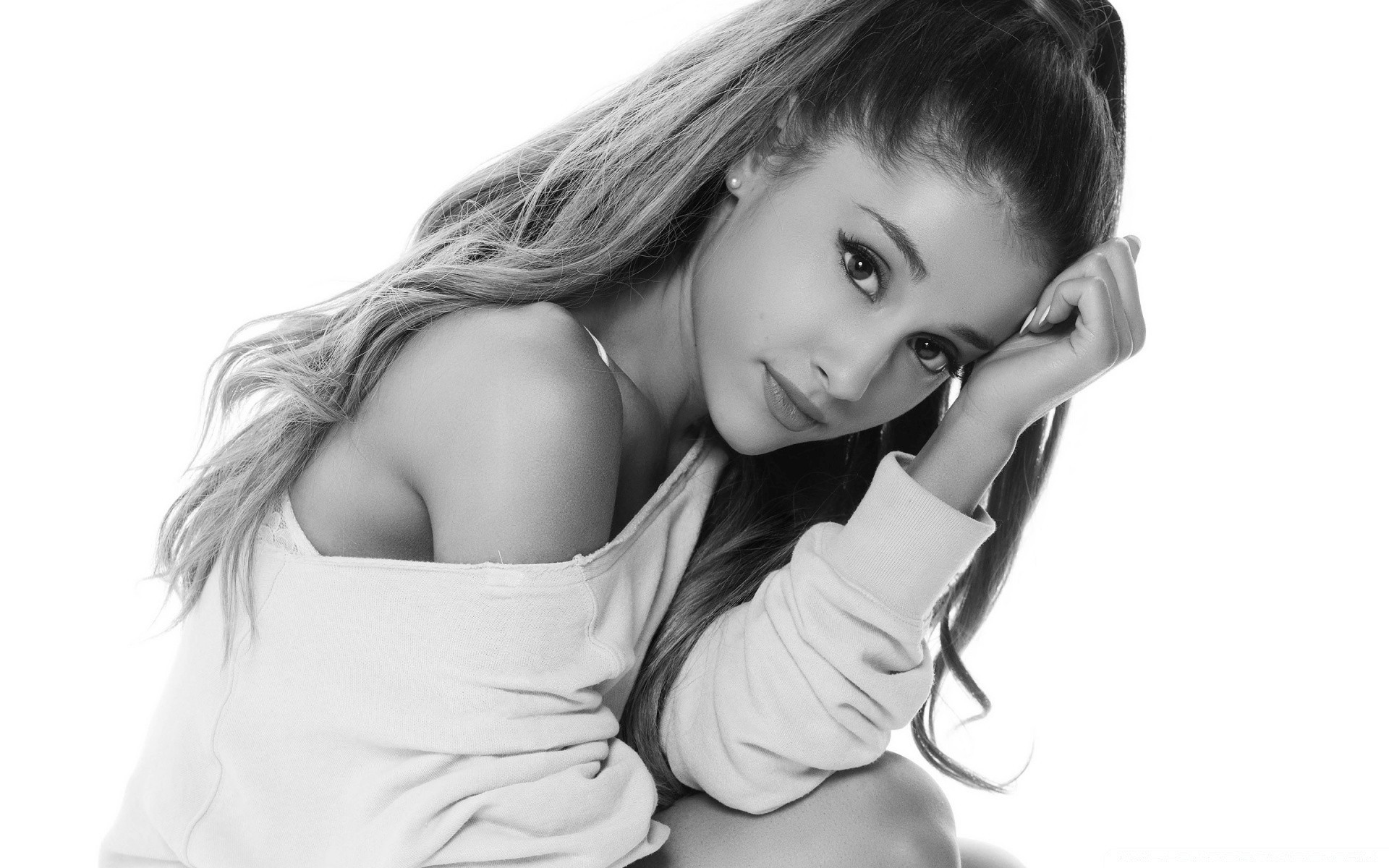 Ariana Grande Black And White Phone Wallpapers