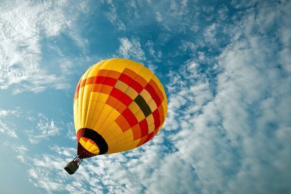 Bella mongolfiera nel cielo