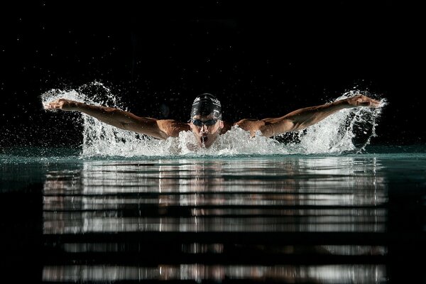 Ein Brustschwimmer schwingt mit den Händen