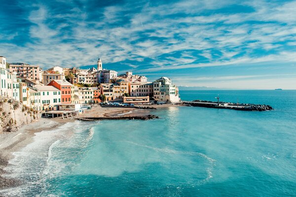 Ciudad turística en la costa del mar