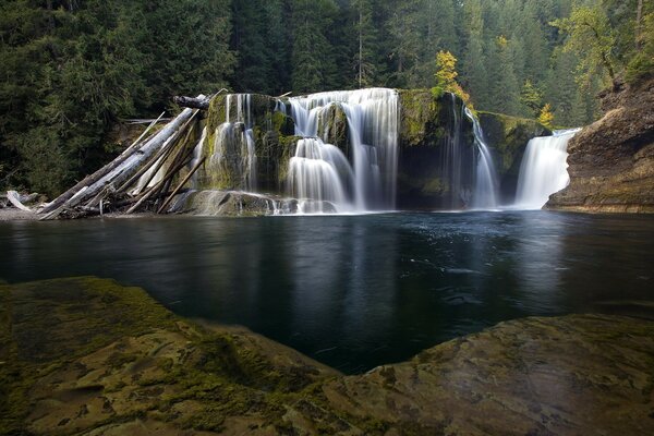 Горный водопад и лесное озеро