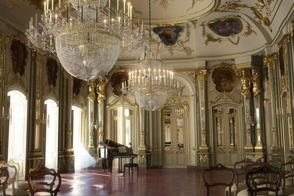 Sala da concerto nel palazzo con bassorilievi, affreschi, dorature e grandi lampadari di cristallo