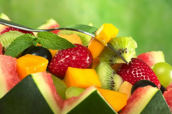 Saftige Wassermelone mit Früchten im Inneren