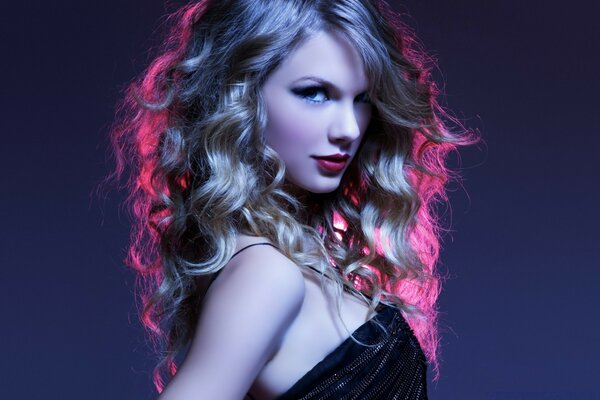 L affascinante look di Taylor Swift