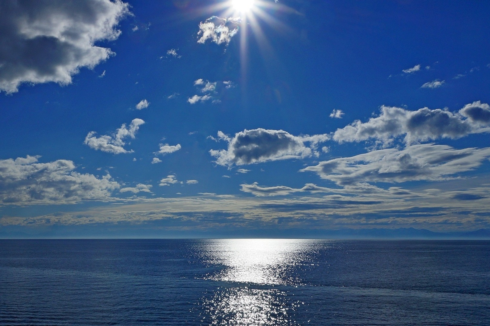 海洋和海洋 水 自然 天空 户外 好天气 太阳 海 日落 夏天 旅游 海洋 景观 日光 黎明 黄昏 海滩