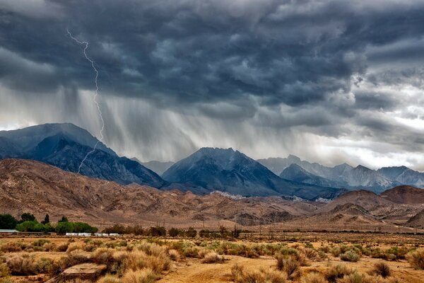 Gewitter zieht über Berge und See