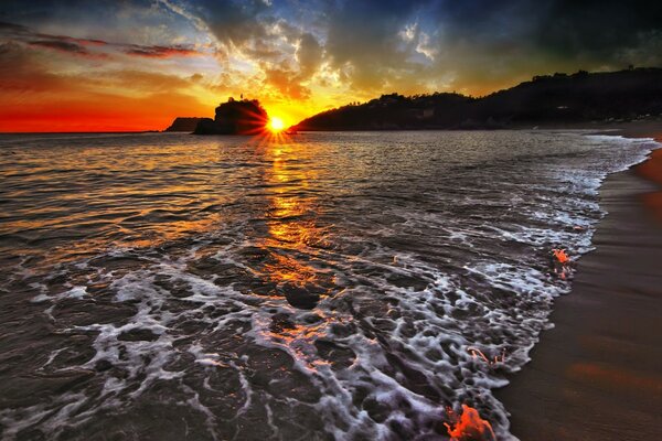 Unglaubliche Schönheit Sonnenuntergang am Meer