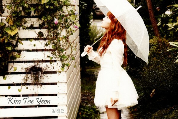 أحمر الشعر فتاة مع مظلة بيضاء