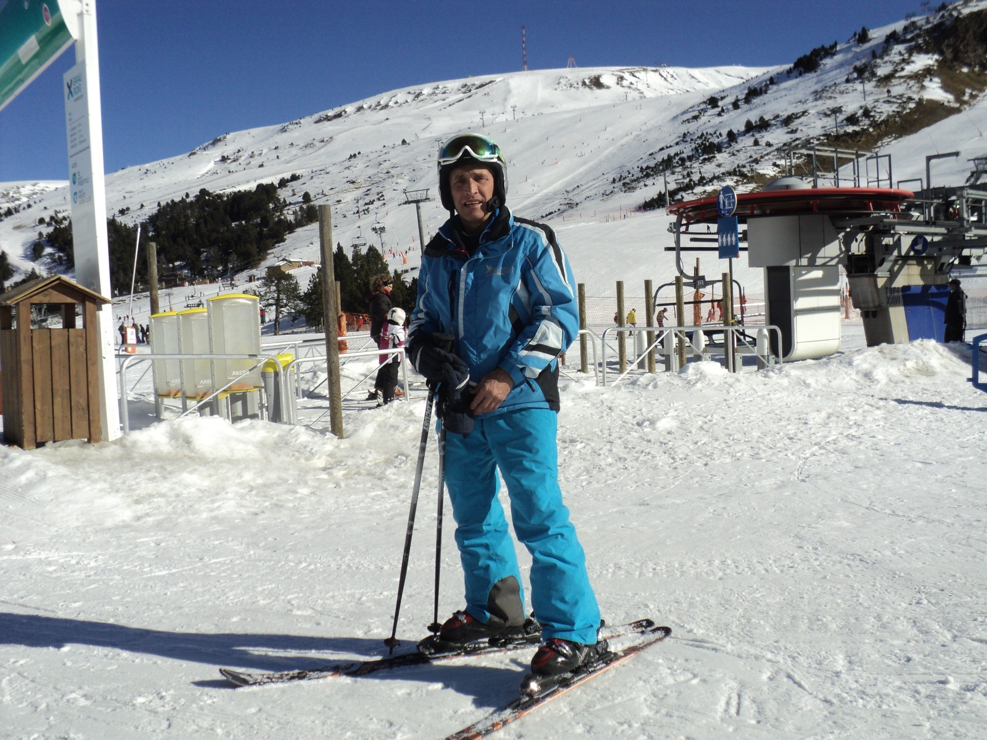 en vacances neige hiver glace froid skieuse station vacances montagne station de ski neigeux tempête de neige pente snowboard un colline sport aventure