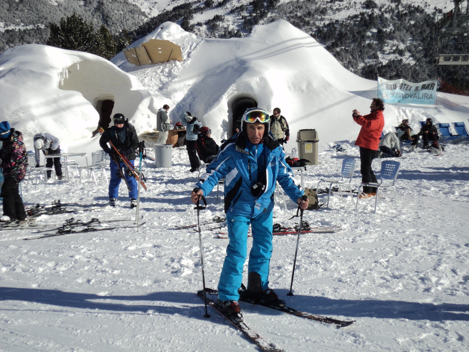 férias neve inverno gelo frio esquiador férias neve esportes resort montanhas descida inclinação alpina aventura ação diversão trilhas