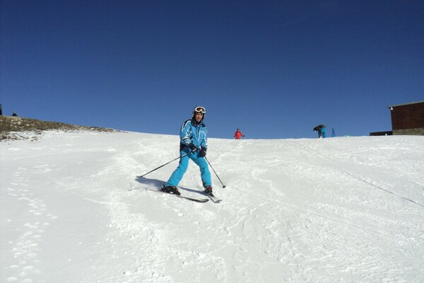 Im kalten Winter im Urlaub schwinge ich auf Skiern