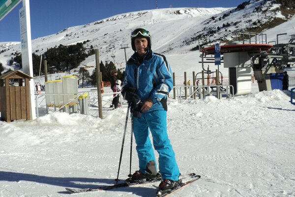 Vacaciones de invierno en las montañas nevadas