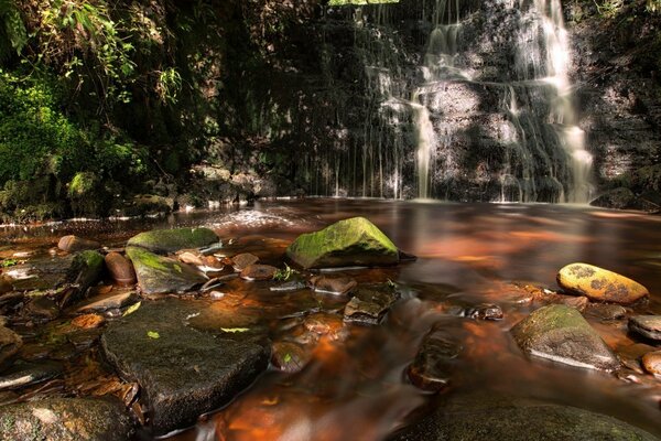 Cascade. Paysage. Nature. Économiseur d écran