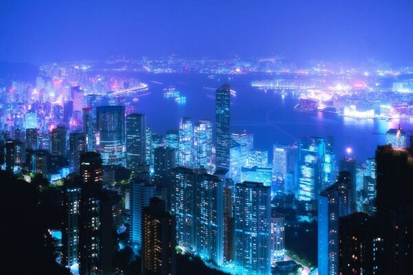 Vista a Volo d uccello di notte grande città con grattacieli illuminato da luci