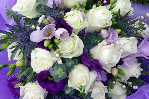 Bellissimo bouquet viola con rose bianche