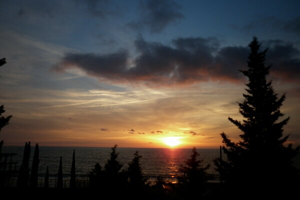 Coucher de soleil sur la mer Noire. Adler en novembre.