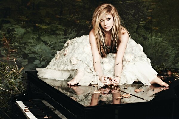 Hermosa cantante con un vestido blanco