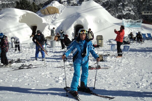 Esquiador en un Resort en las montañas cubiertas de nieve