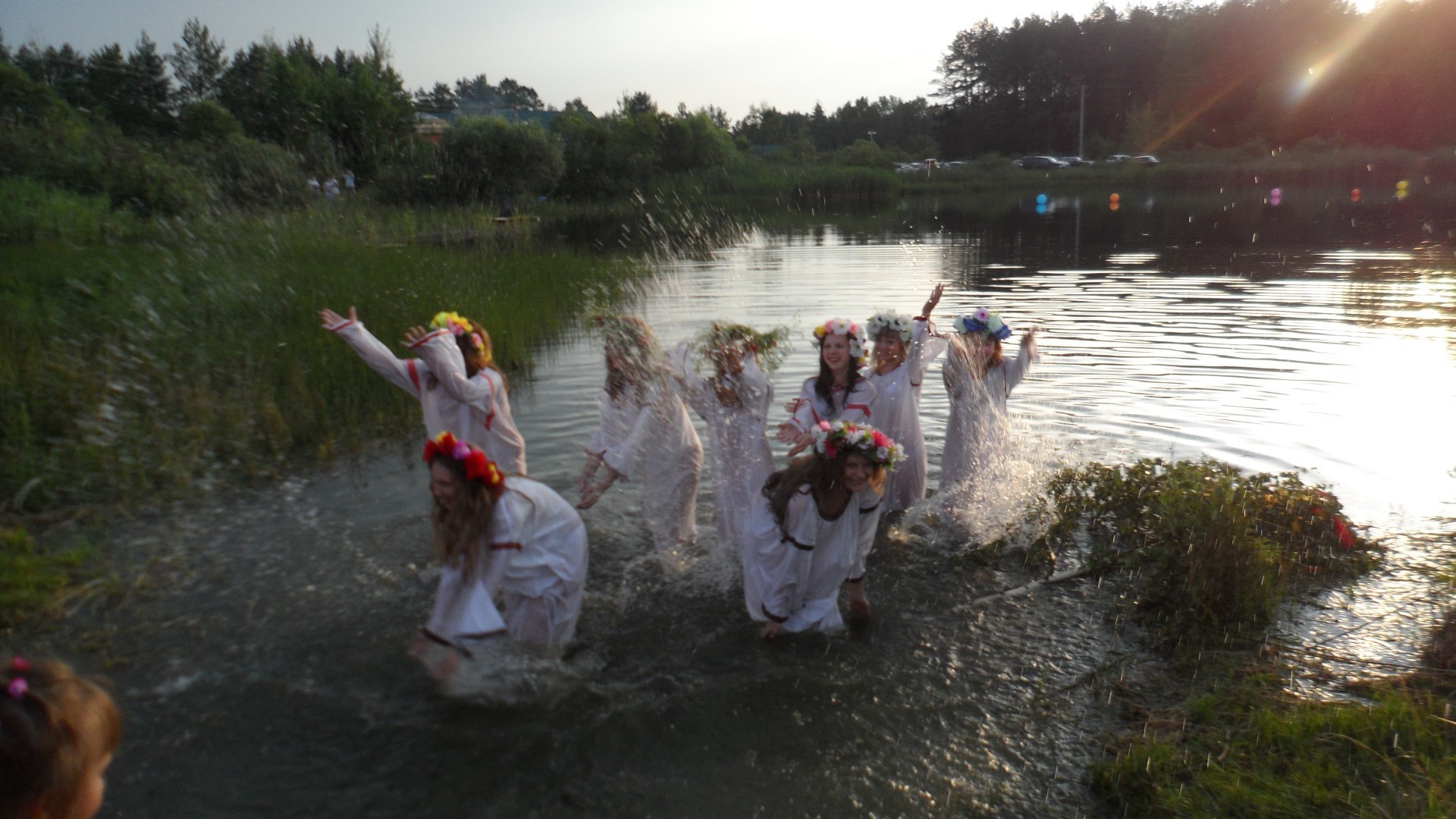 ivan kupala - 7. juli wasser schleier erwachsener kind gruppe mädchen frau festival urlaub fluss urlaub reisen tragen