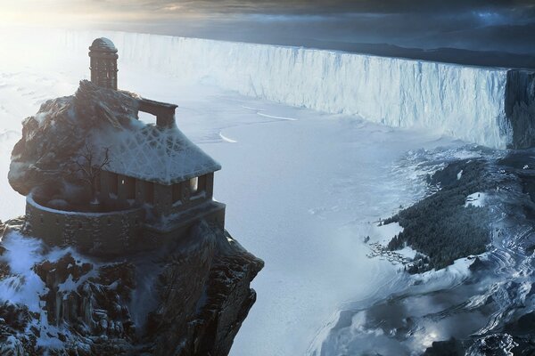 Casa cubierta de nieve en un acantilado rocoso