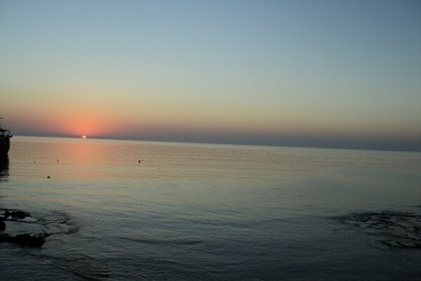 Sonnenuntergang und Sonnenaufgang am Strand von Meer und Meer im Wasser