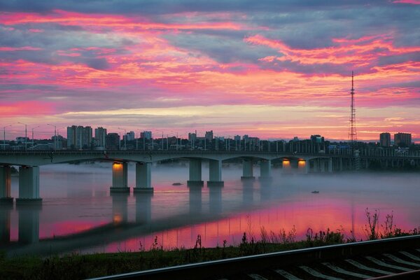 Die berühmte Brücke vor dem Hintergrund eines schönen Sonnenuntergangs