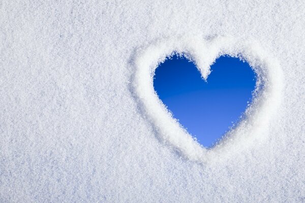 Corazón azul de nieve invierno