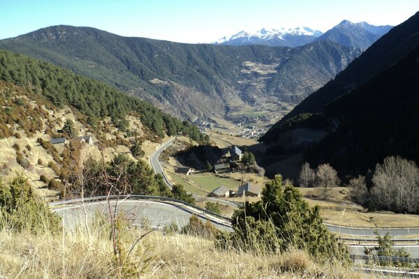 La route serpente le long des montagnes