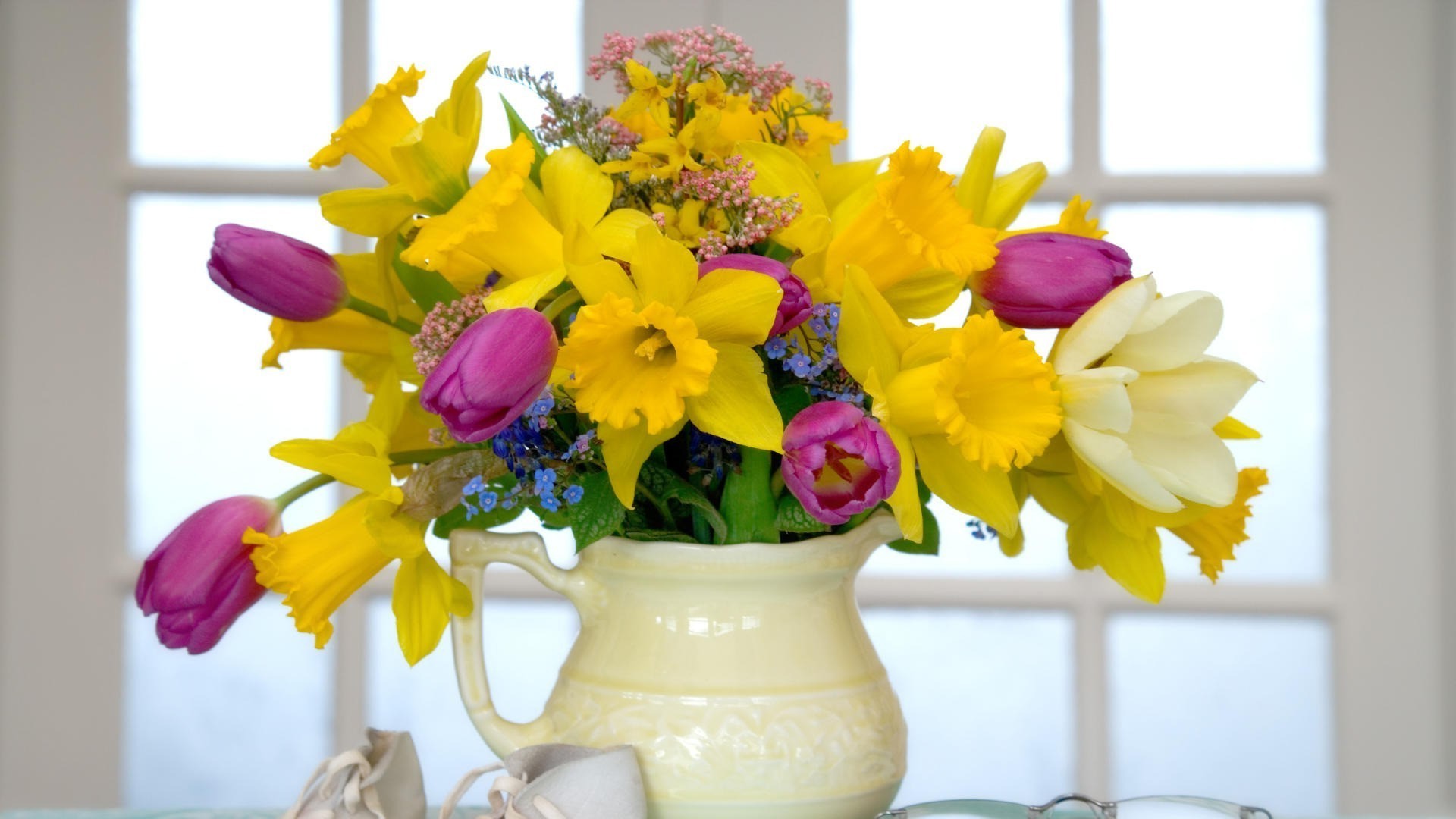 in vaso o in vaso vaso di fiori bouquet di pasqua foglia decorazione natura floreale flora vivid regalo bella narciso vaso di amore fiore di colore giardino cluster