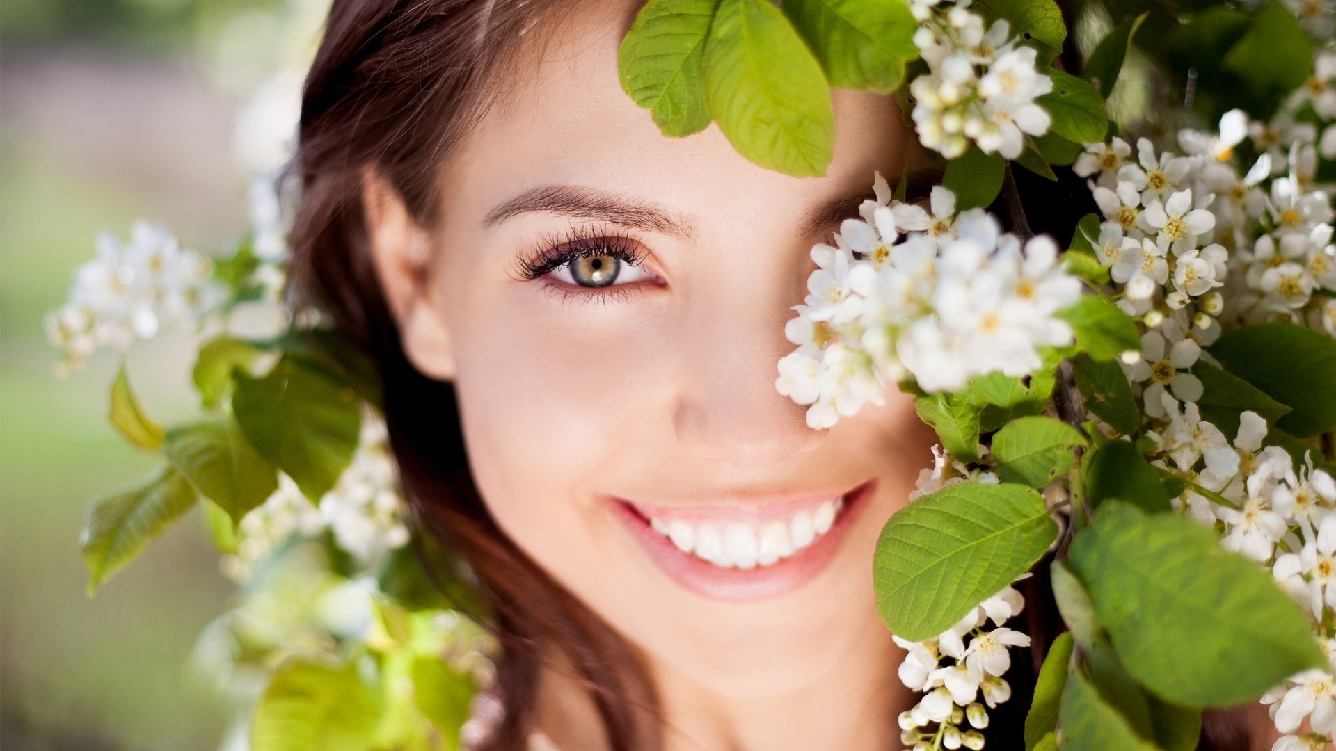 faccia e sorriso natura fiore donna estate foglia all aperto bel tempo bella flora albero ragazza matrimonio