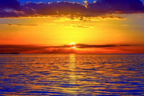 美丽的夏日海上日落