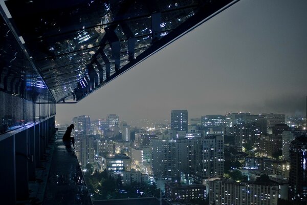 Blick auf die Nachtstadt und die Wolkenkratzer